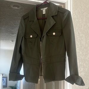 Adorable jacket! It’s lightweight and very flattering!